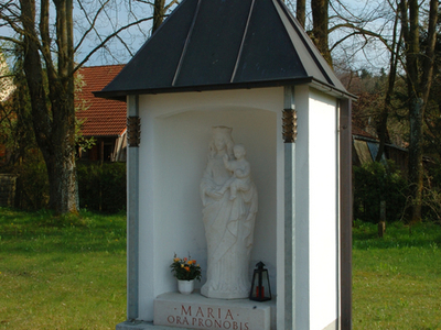Eine Marienfigur auf dem Friedhof