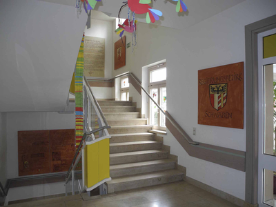 Ansicht des Treppenhauses in der Grundschule
