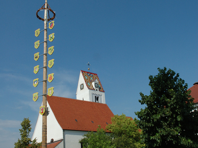 Dorfplatz mit Kirche